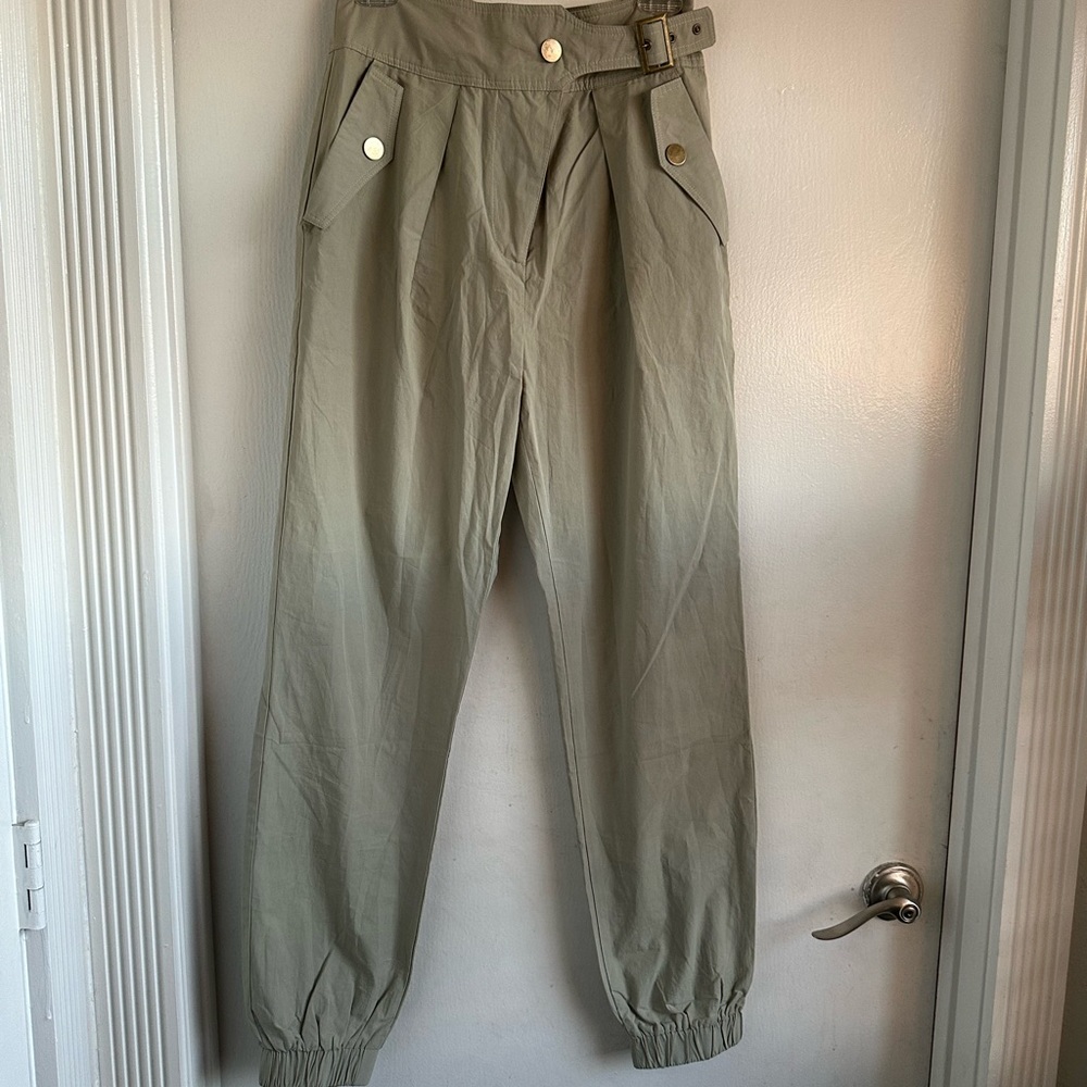 PRIVY KHAKI LIGHTWEIGHT JOGGERS w/ POCKETS      SZ M